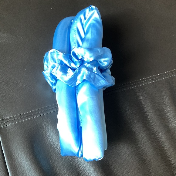 • Heatless Silk Curls • - Picture 2 of 3